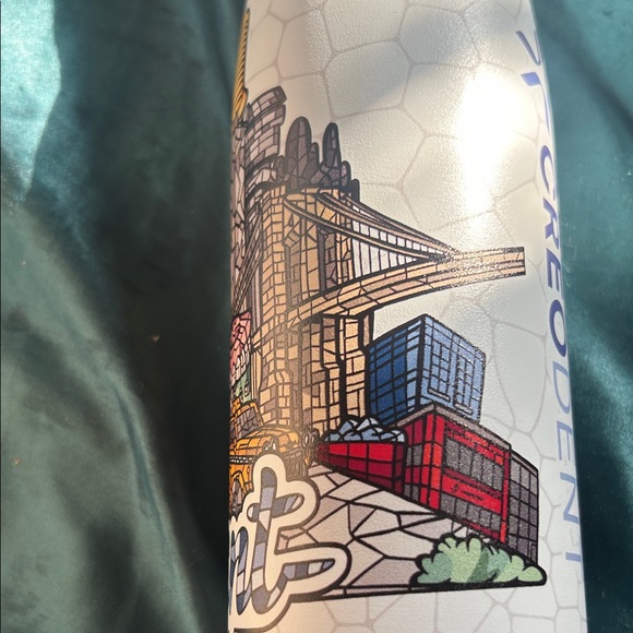 New York Themed Insulated Water Bottle. Prefect for the holidays.The best of NYC - Picture 2 of 16
